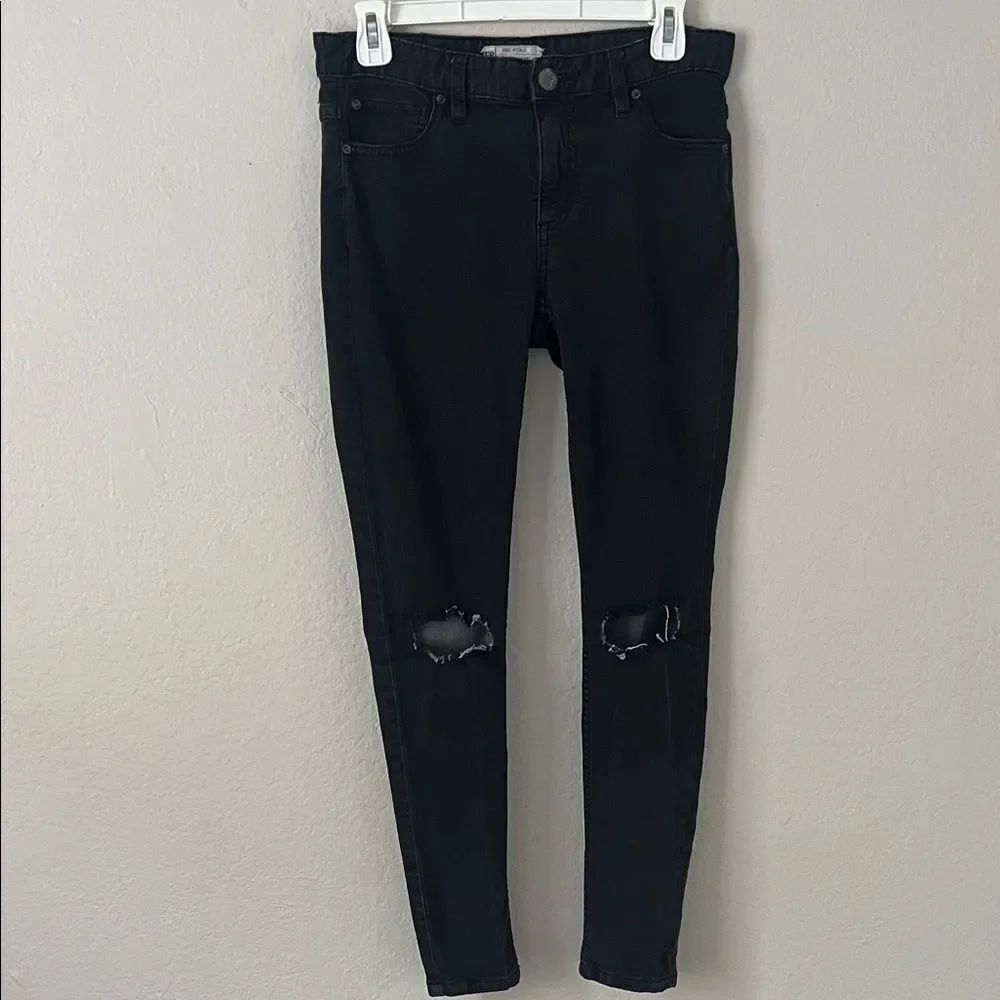Free People Skinny Jeans Busted Knee in Size 27